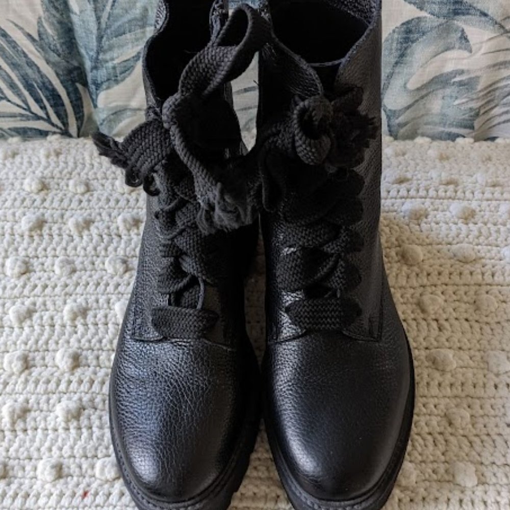 Like New - Bata Leather Combat Boots (Size 40 EU, Size 9 US)